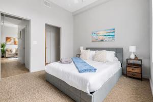 Spacious 2 Bedroom 2 Bath Suite with Queen Beds Free Parking 2 TVs