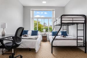 Spacious 2 Bedroom 2 Bath Suite with Queen Beds Free Parking 2 TVs