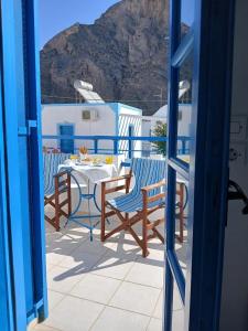 Flora Studios Perissa Santorini
