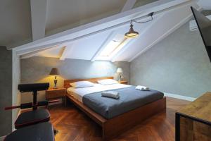 Attic 3BR - Skylights & Workspace - Vera - Wehost