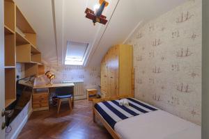 Attic 3BR - Skylights & Workspace - Vera - Wehost