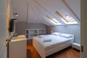 Attic 3BR - Skylights & Workspace - Vera - Wehost