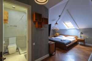 Attic 3BR - Skylights & Workspace - Vera - Wehost