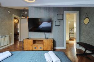 Attic 3BR - Skylights & Workspace - Vera - Wehost