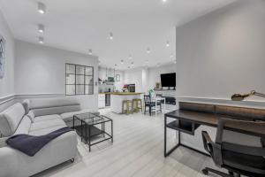 Wola Apt - Parking, Balcony, Workspace - by Rentujemy