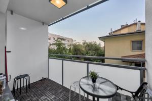 Wola Apt - Parking, Balcony, Workspace - by Rentujemy