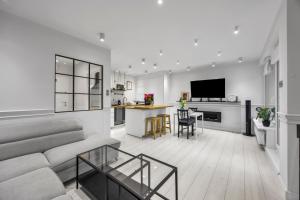 Wola Apt - Parking, Balcony, Workspace - by Rentujemy