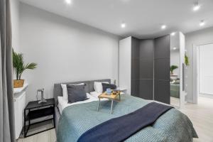 Wola Apt - Parking, Balcony, Workspace - by Rentujemy