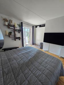 Modern apartment with unique sea view beside metro