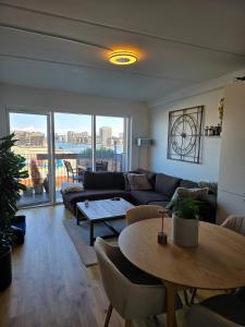 Modern apartment with unique sea view beside metro