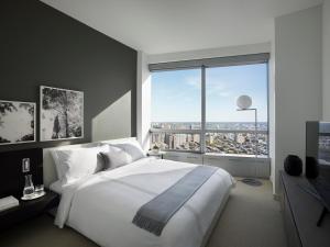 One-Bedroom Penthouse with Den room in AKA University City