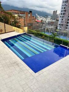 Comodo Apto de 3 Hab - Piscina y Balcón Privado