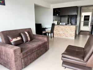 Comodo Apto de 3 Hab - Piscina y Balcón Privado