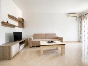 Arons Apartment 37