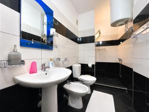 Arons Apartment 37