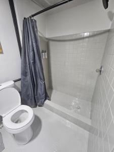 Ashford Avenue Studio - walk to Beach & Nightlife