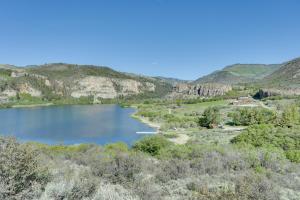 360-Degree Mountain Views! Lake Retreat in Gypsum