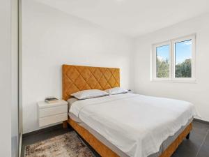 Apartment in ibenik-Brodarica with balcony