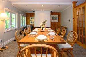 134 Entire 7BR Lakefront Cottage Beach, Kayaks