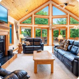 Dog Friendly Lakefront Escape Dock Fire pit game room