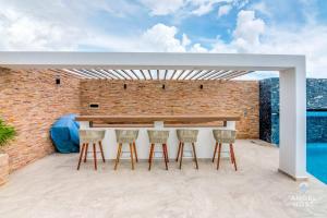 Adorable Rooftop Pool, Reliable WiFi, Near 5th Ave