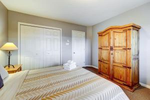 Panoramic view 5 bdrm-3 bath-Spa, FP, billiard - WOW !