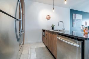 Loft Smart TV kitchen Gym 98 Walkscore