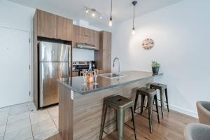Loft Smart TV kitchen Gym 98 Walkscore