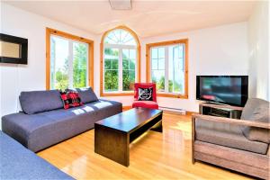 Charlevoix 4BR Cottage Hot Tub & Game Room 12