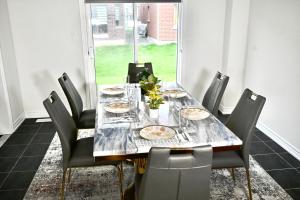 Entire 4 BR Detached Home,4 Beds plus 2 Sofa Bed, Sleeps 10, Close to Niagara Falls and Niagara on the Lake