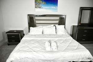 Entire 4 BR Detached Home,4 Beds plus 2 Sofa Bed, Sleeps 10, Close to Niagara Falls and Niagara on the Lake