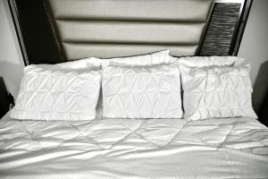 Entire 4 BR Detached Home,4 Beds plus 2 Sofa Bed, Sleeps 10, Close to Niagara Falls and Niagara on the Lake