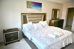Entire 4 BR Detached Home,4 Beds plus 2 Sofa Bed, Sleeps 10, Close to Niagara Falls and Niagara on the Lake
