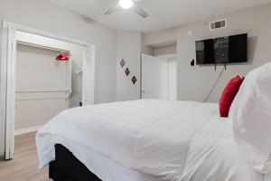SAVE BIG Walkable Uptown Dallas 2BR Nightlife