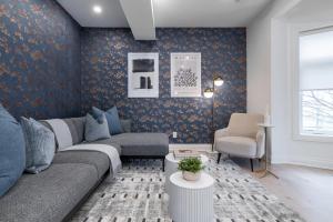 Designer 2BR Apt Fireplace & Movie Nights