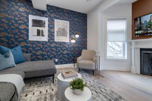 Designer 2BR Apt Fireplace & Movie Nights