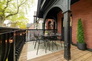 Designer 2BR Apt Fireplace & Movie Nights