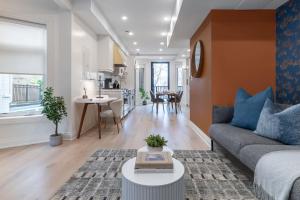 Designer 2BR Apt Fireplace & Movie Nights