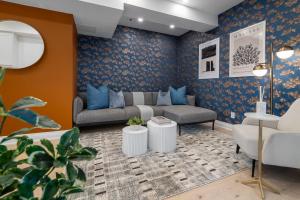 Designer 2BR Apt Fireplace & Movie Nights