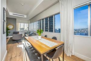 Spacious 2 Bedroom Table Mountain Views