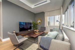 Spacious 2 Bedroom Table Mountain Views