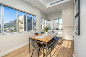 Spacious 2 Bedroom Table Mountain Views