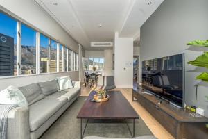 Spacious 2 Bedroom Table Mountain Views