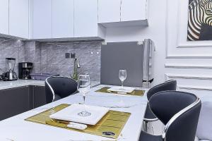 Marble Mist Suite, Unique 1 bed with a pool & view