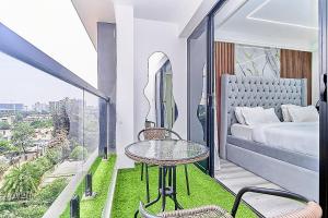 Marble Mist Suite, Unique 1 bed with a pool & view