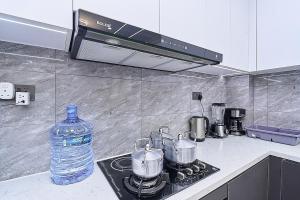 Marble Mist Suite, Unique 1 bed with a pool & view
