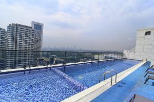 Marble Mist Suite, Unique 1 bed with a pool & view