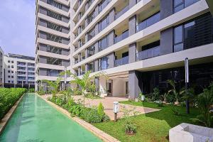 Marble Mist Suite, Unique 1 bed with a pool & view