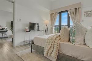 Luxury Condo King Bed Balcony Nature View