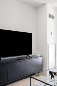 Trendy 1-BR Urban Hideaway Steps to Entertainment